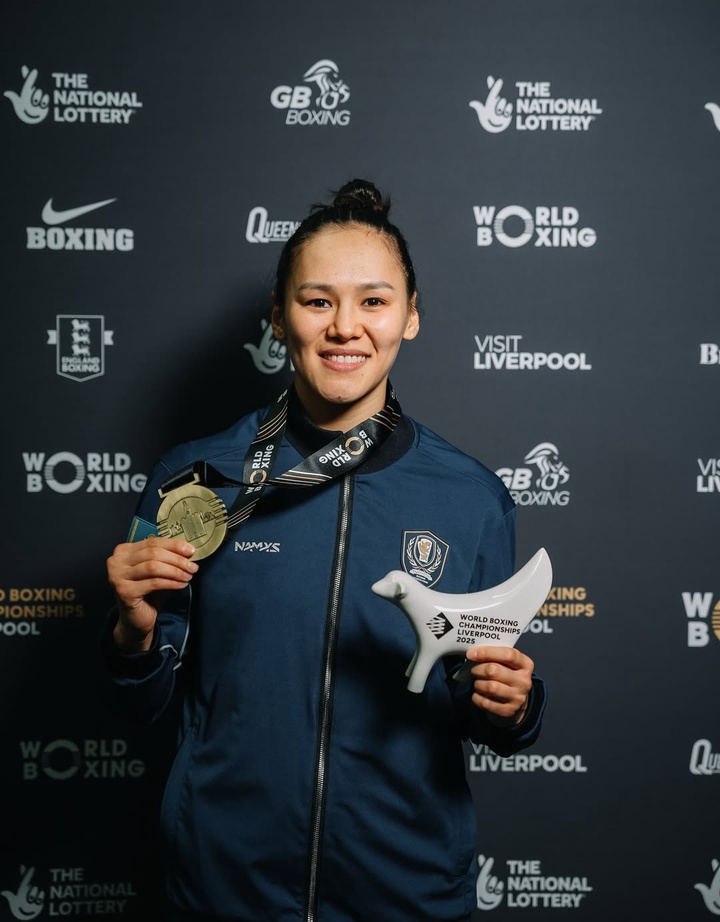 Алуа Балкыбекова завоевала золотую медаль на чемпионате мира по боксу