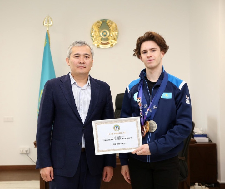 Михаил Шайдоровқа пәтердің кілті мен ақшалай сыйлық табысталды